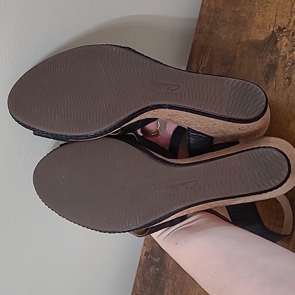 Clarks Black Textured Wedge Sandals size 10. - Picture 8 of 11